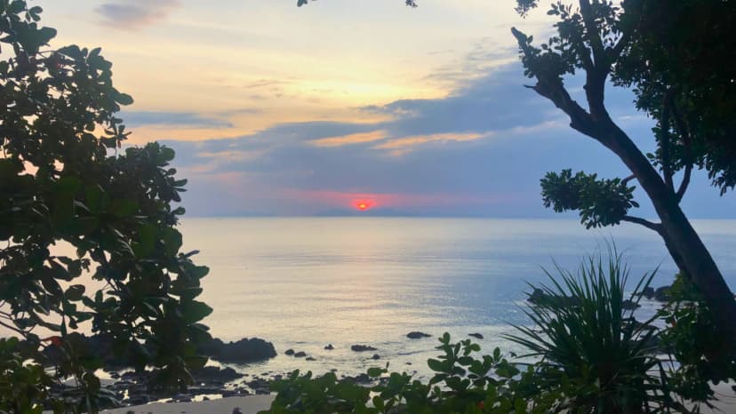 พระอาทิตย์ตกจากระเบียงห้อง Jungle Hill Beach Bangalows