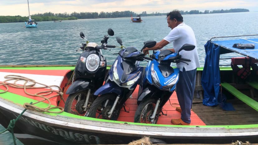 เรือหางยาวบรรทุกมอเตอร์ไซค์ไปเกาะลิงบง ตรัง