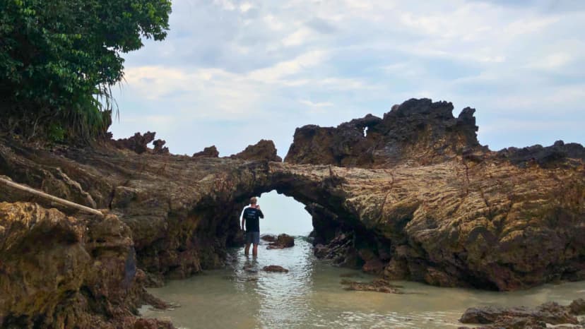 สะพานหิน หรือ หินที่น้ำทะเลเซาะจนดูเป็นรูปสะพาน