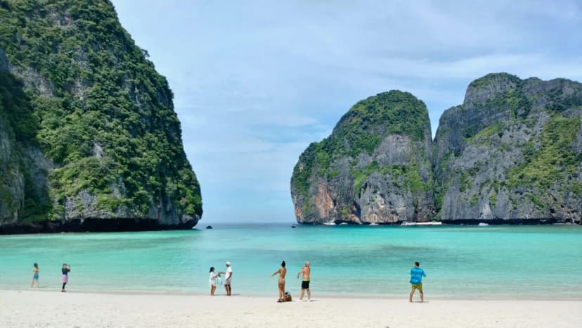 หาดมาหยา หนึ่งในฉากหนัง The Beach