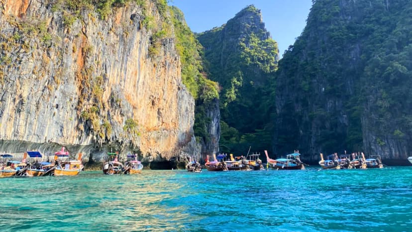อ่าวโล๊ะซามะ ส่วนใหญ่จะจอดรอนักท่องเที่ยวไปหาดมาหยากันตรงนี้